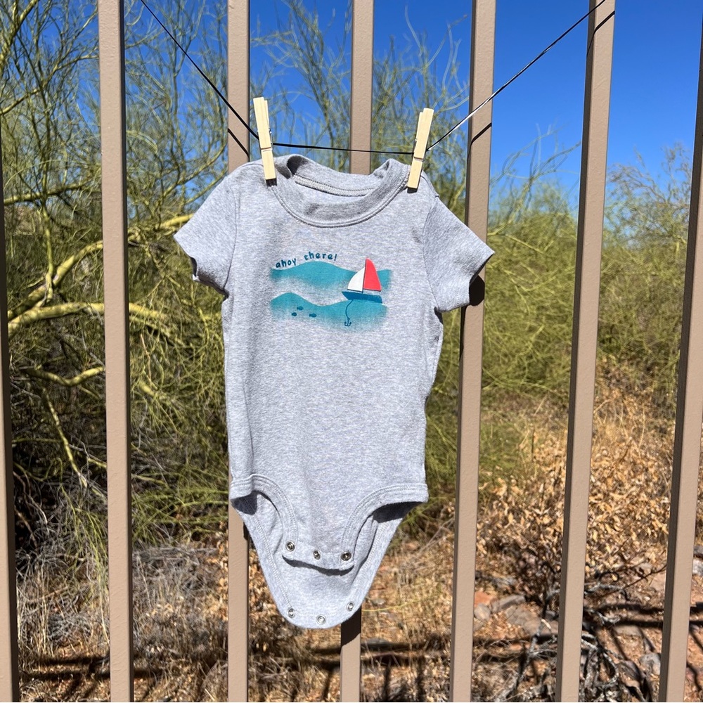 ⬇️💲Carter’s Child Of MineBoy’s/Girl’s Onesie  6-9 Mos Gray W/Graphic